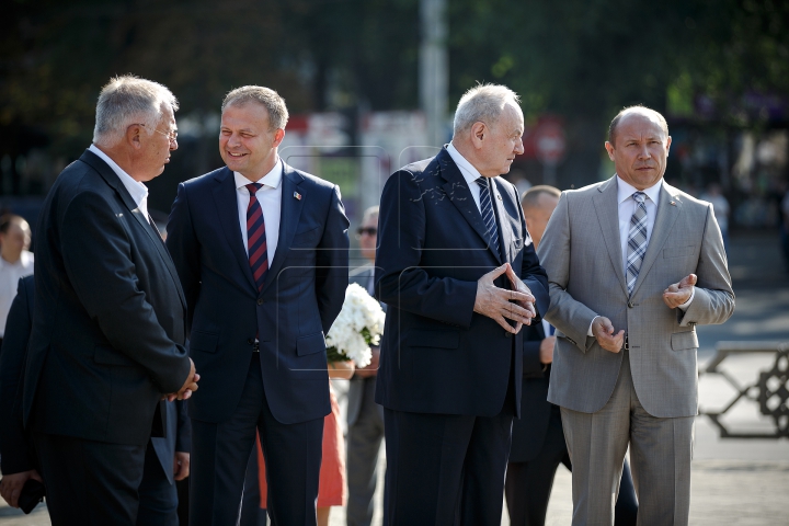 Sărbătoare în Moldova. Depuneri de flori la monumentul lui Ştefan cel Mare şi pe Aleea Clasicilor (FOTOREPORT)