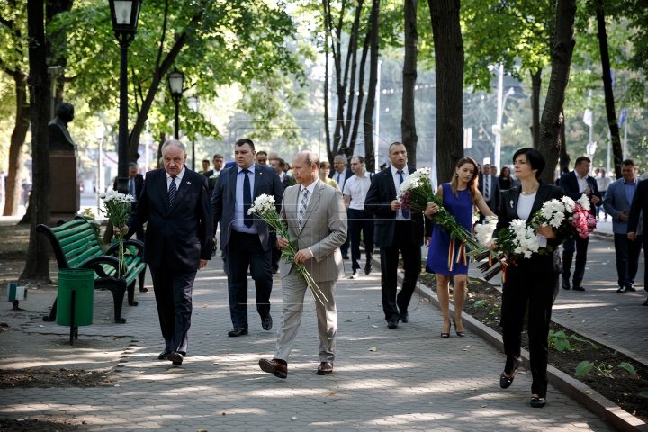 Sărbătoare în Moldova. Depuneri de flori la monumentul lui Ştefan cel Mare şi pe Aleea Clasicilor (FOTOREPORT)