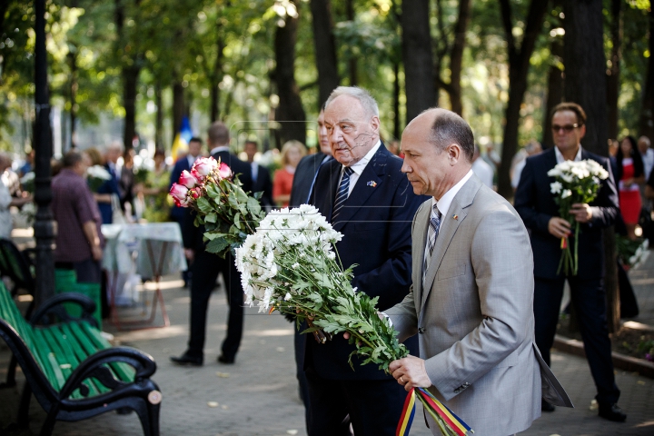 Sărbătoare în Moldova. Depuneri de flori la monumentul lui Ştefan cel Mare şi pe Aleea Clasicilor (FOTOREPORT)