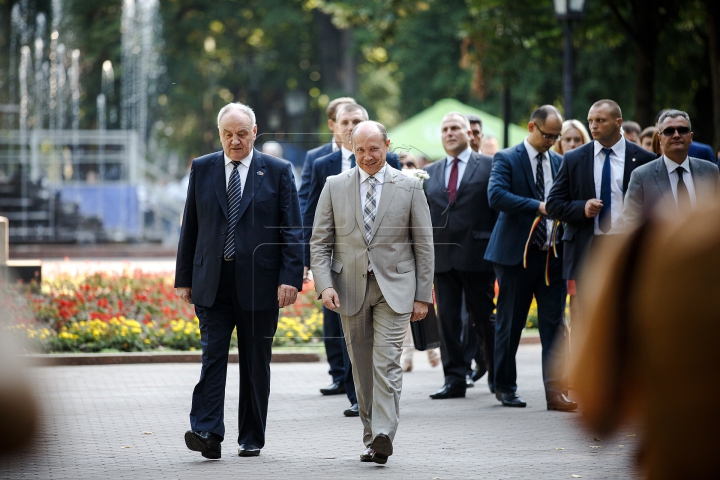 Sărbătoare în Moldova. Depuneri de flori la monumentul lui Ştefan cel Mare şi pe Aleea Clasicilor (FOTOREPORT)