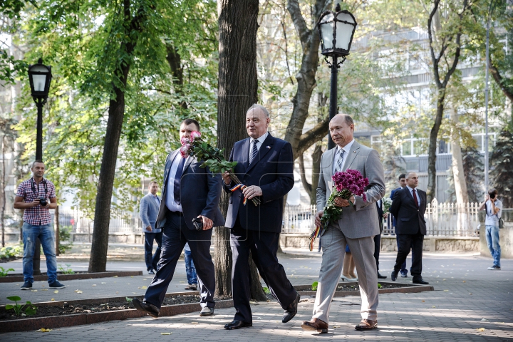 Sărbătoare în Moldova. Depuneri de flori la monumentul lui Ştefan cel Mare şi pe Aleea Clasicilor (FOTOREPORT)