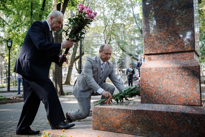 Sărbătoare în Moldova. Depuneri de flori la monumentul lui Ştefan cel Mare şi pe Aleea Clasicilor (FOTOREPORT)