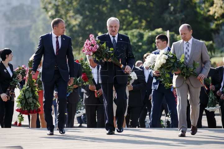 Sărbătoare în Moldova. Depuneri de flori la monumentul lui Ştefan cel Mare şi pe Aleea Clasicilor (FOTOREPORT)