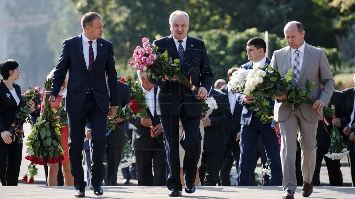 Sărbătoare în Moldova. Depuneri de flori la monumentul lui Ştefan cel Mare şi pe Aleea Clasicilor (FOTOREPORT)