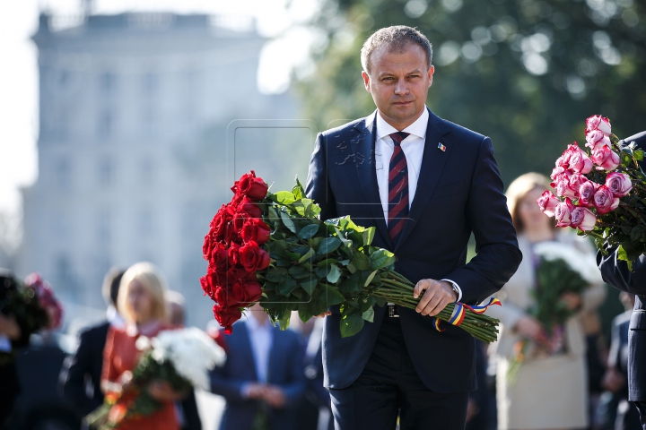 Sărbătoare în Moldova. Depuneri de flori la monumentul lui Ştefan cel Mare şi pe Aleea Clasicilor (FOTOREPORT)