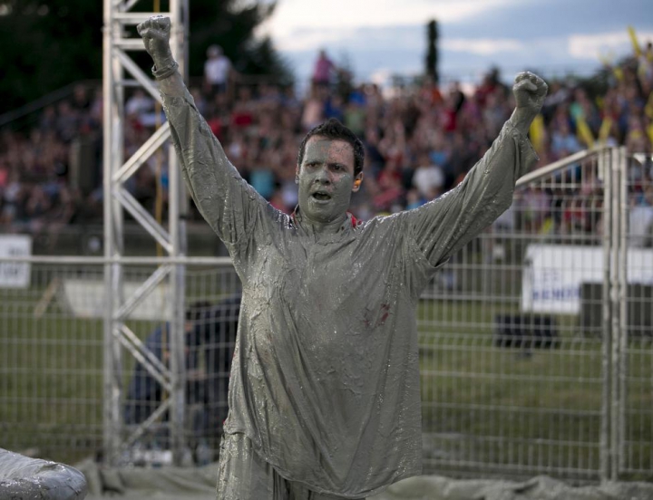 FESTIVAL BIZAR în Canada. Participanţii trebuie să prindă porci prin noroi (GALERIE FOTO/VIDEO)