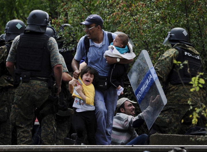 Măsuri RADICALE împotriva imigranţilor. Armata bulgară a trimis blindate la frontieră (FOTOREPORT)