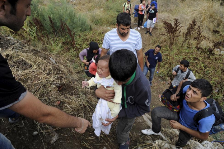 Măsuri RADICALE împotriva imigranţilor. Armata bulgară a trimis blindate la frontieră (FOTOREPORT)