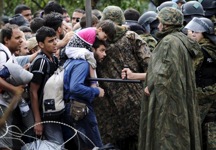 Măsuri RADICALE împotriva imigranţilor. Armata bulgară a trimis blindate la frontieră (FOTOREPORT)