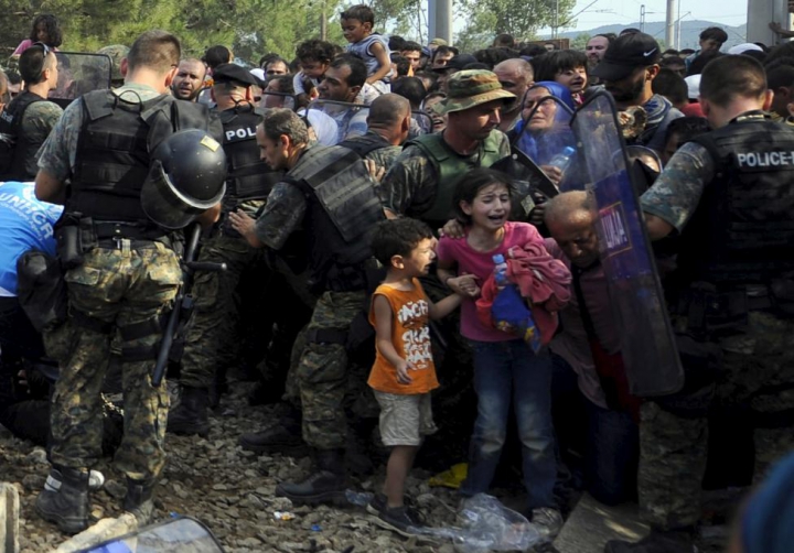 Măsuri RADICALE împotriva imigranţilor. Armata bulgară a trimis blindate la frontieră (FOTOREPORT)