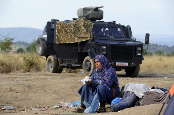 Măsuri RADICALE împotriva imigranţilor. Armata bulgară a trimis blindate la frontieră (FOTOREPORT)