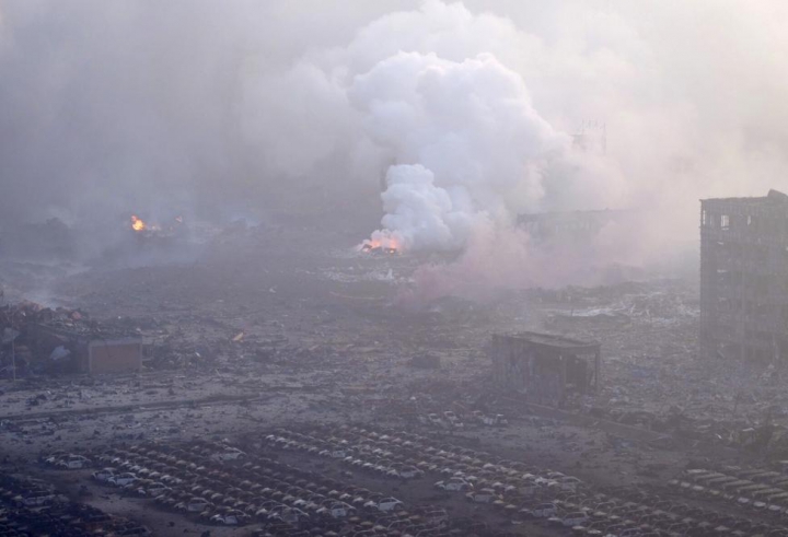 Lupta cu flăcările continuă în oraşul-port Tianjin. Salvatorii au găsit un supravieţuitor (FOTOREPORT)