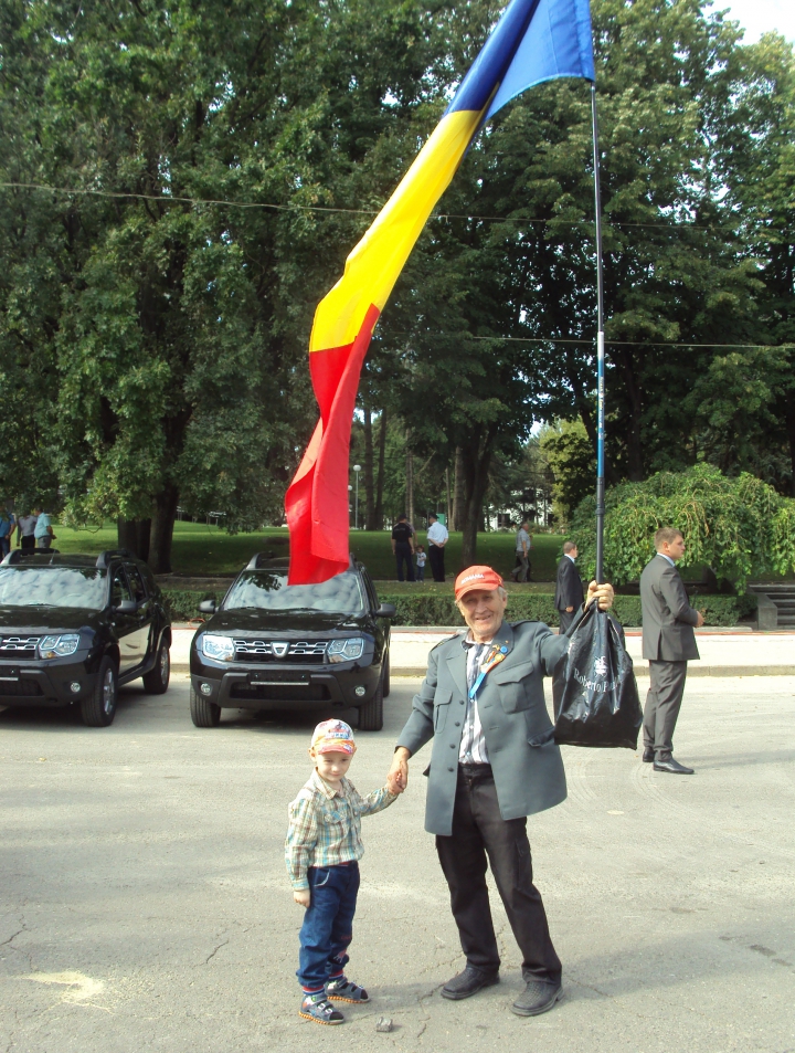 Moldovenii îşi iubesc tricolorul. Imagini frumoase pe care trebuie să le vedeţi şi voi (FOTO)