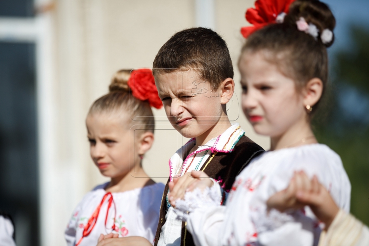 (FOTOREPORT) Eu sunt Moldova. Echipa Publika TV a înmânat tricoloare în localităţi din sud-estul ţării