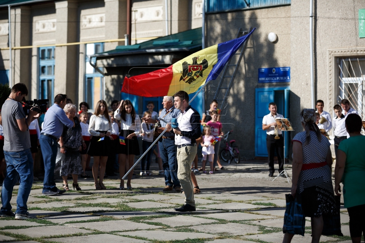 (FOTOREPORT) Eu sunt Moldova. Echipa Publika TV a înmânat tricoloare în localităţi din sud-estul ţării