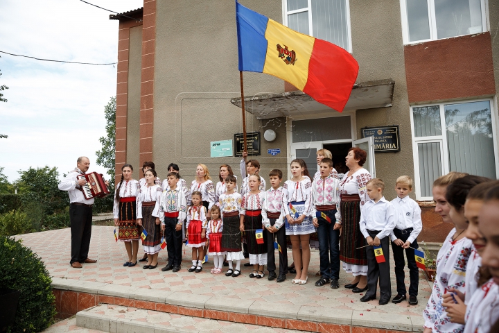 (FOTOREPORT) Eu sunt Moldova. Echipa Publika TV a înmânat tricoloare în localităţi din sud-estul ţării