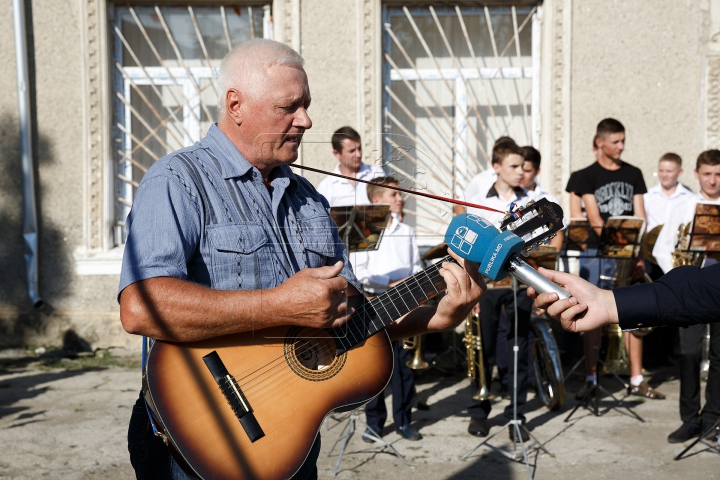 (FOTOREPORT) Eu sunt Moldova. Echipa Publika TV a înmânat tricoloare în localităţi din sud-estul ţării