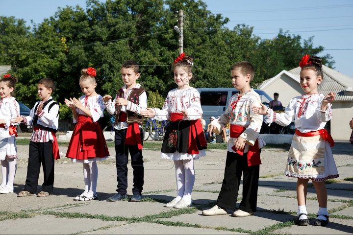 (FOTOREPORT) Eu sunt Moldova. Echipa Publika TV a înmânat tricoloare în localităţi din sud-estul ţării