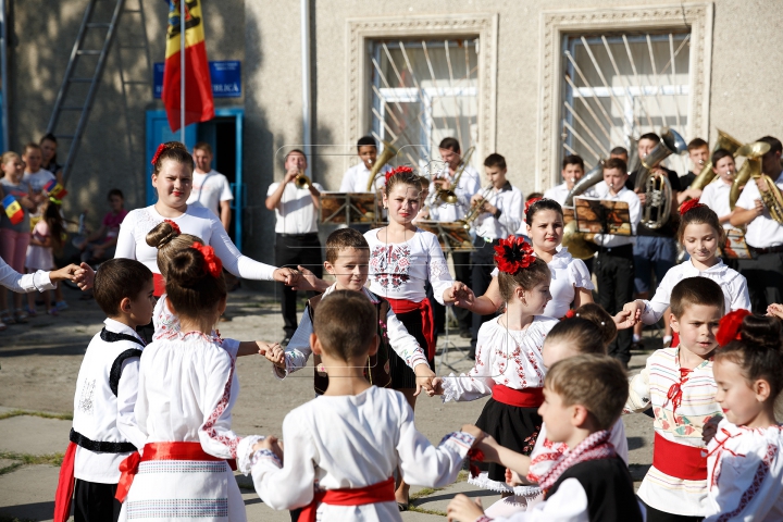 (FOTOREPORT) Eu sunt Moldova. Echipa Publika TV a înmânat tricoloare în localităţi din sud-estul ţării