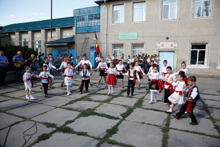 (FOTOREPORT) Eu sunt Moldova. Echipa Publika TV a înmânat tricoloare în localităţi din sud-estul ţării