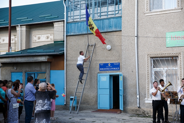 (FOTOREPORT) Eu sunt Moldova. Echipa Publika TV a înmânat tricoloare în localităţi din sud-estul ţării