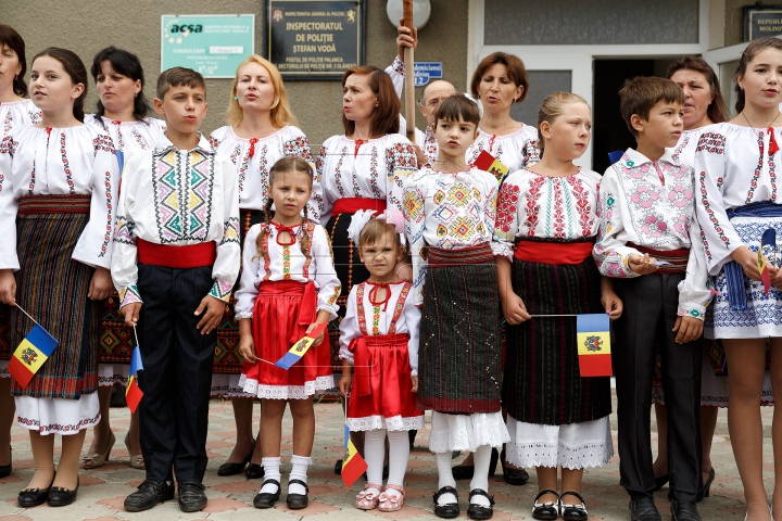 (FOTOREPORT) Eu sunt Moldova. Echipa Publika TV a înmânat tricoloare în localităţi din sud-estul ţării