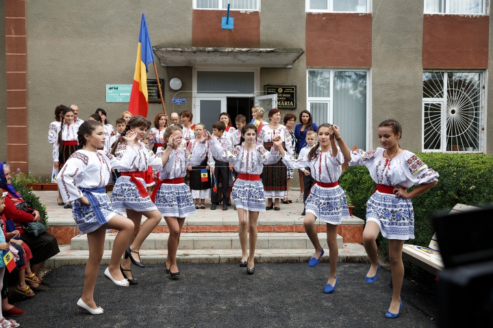 (FOTOREPORT) Eu sunt Moldova. Echipa Publika TV a înmânat tricoloare în localităţi din sud-estul ţării