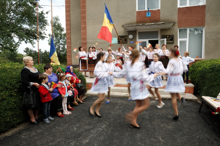 (FOTOREPORT) Eu sunt Moldova. Echipa Publika TV a înmânat tricoloare în localităţi din sud-estul ţării