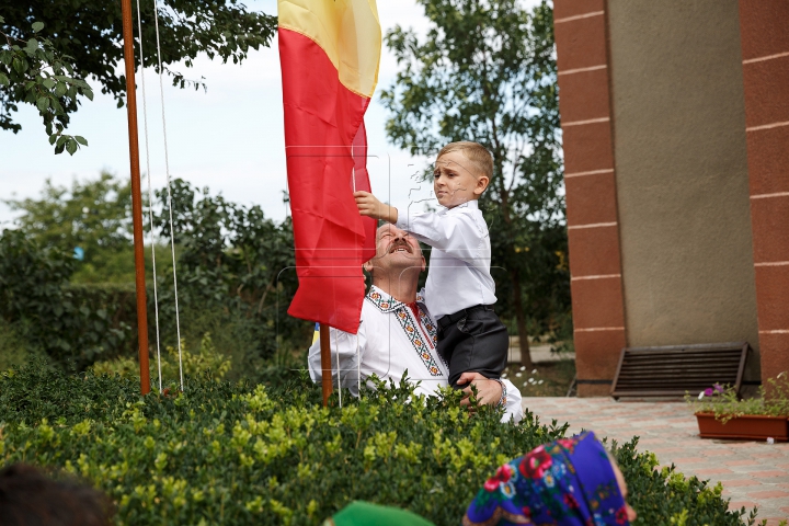 (FOTOREPORT) Eu sunt Moldova. Echipa Publika TV a înmânat tricoloare în localităţi din sud-estul ţării