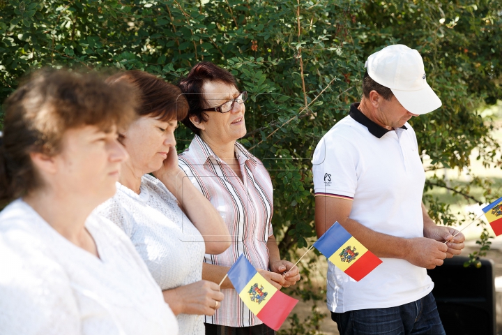 (FOTOREPORT) Eu sunt Moldova. Echipa Publika TV a înmânat tricoloare în localităţi din sud-estul ţării