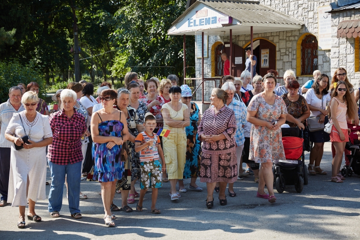 Flutură falnic în bătaia vântului! FOTOREPORT din localităţile în care a fost arborat Tricolorul ţării