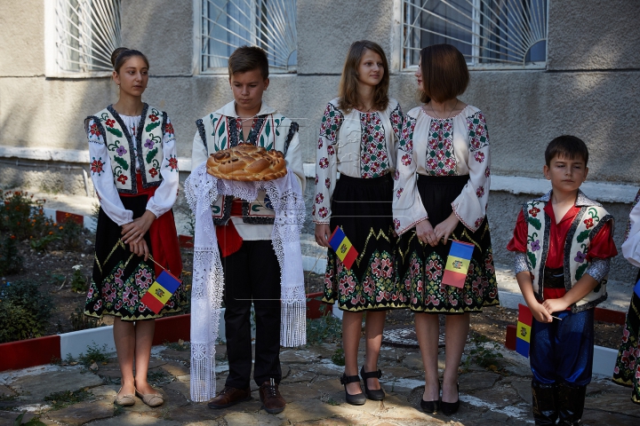 Flutură falnic în bătaia vântului! FOTOREPORT din localităţile în care a fost arborat Tricolorul ţării