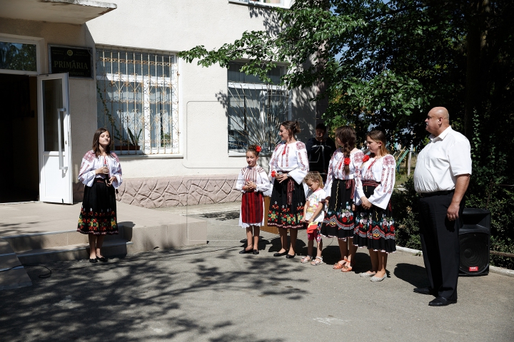 (FOTOREPORT) Eu sunt Moldova. Echipa Publika TV a înmânat tricoloare în localităţi din sud-estul ţării