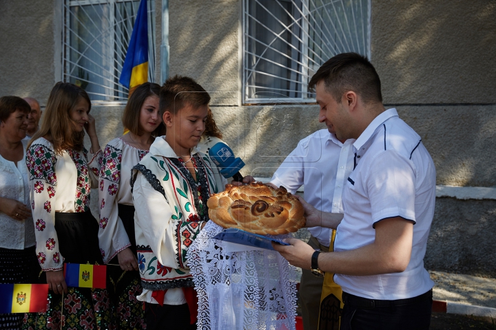 Flutură falnic în bătaia vântului! FOTOREPORT din localităţile în care a fost arborat Tricolorul ţării