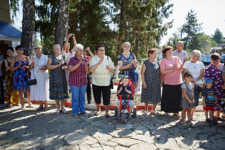 Flutură falnic în bătaia vântului! FOTOREPORT din localităţile în care a fost arborat Tricolorul ţării