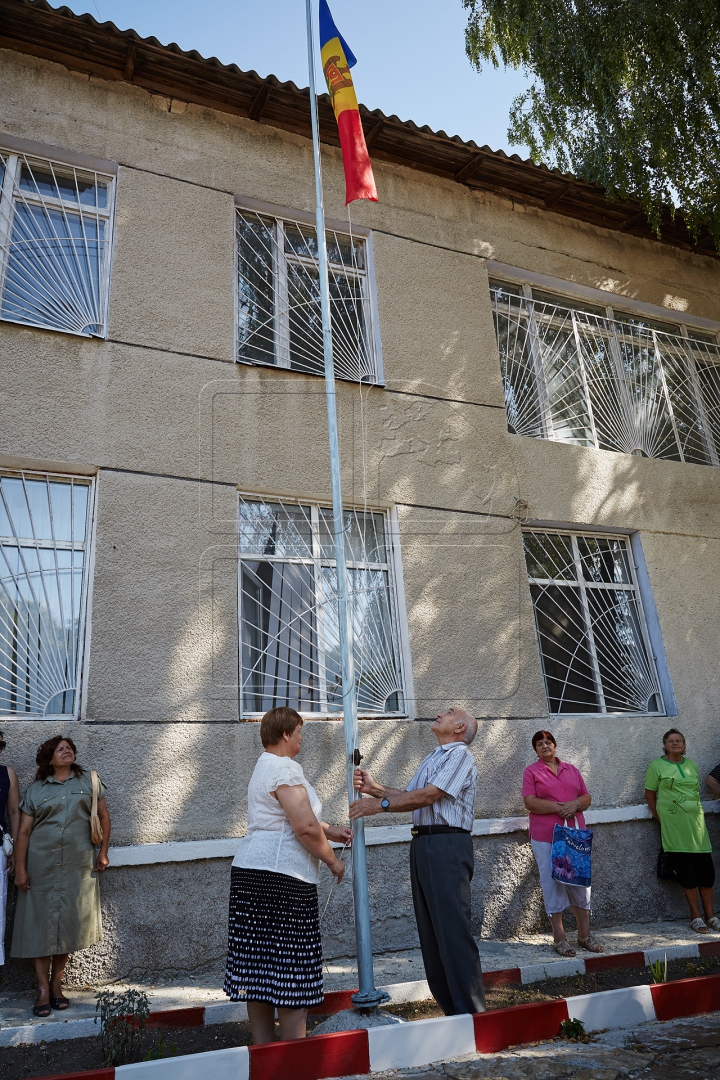 Flutură falnic în bătaia vântului! FOTOREPORT din localităţile în care a fost arborat Tricolorul ţării