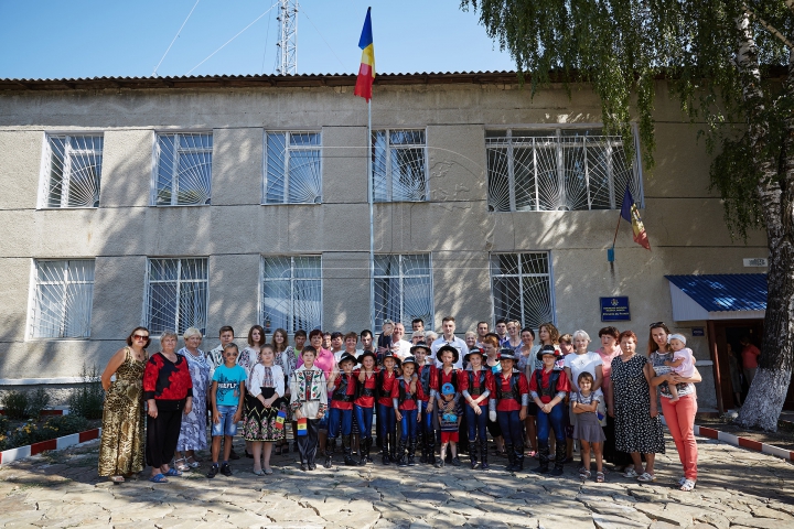 Flutură falnic în bătaia vântului! FOTOREPORT din localităţile în care a fost arborat Tricolorul ţării