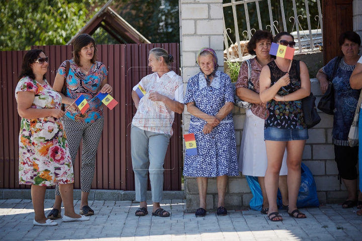 Flutură falnic în bătaia vântului! FOTOREPORT din localităţile în care a fost arborat Tricolorul ţării