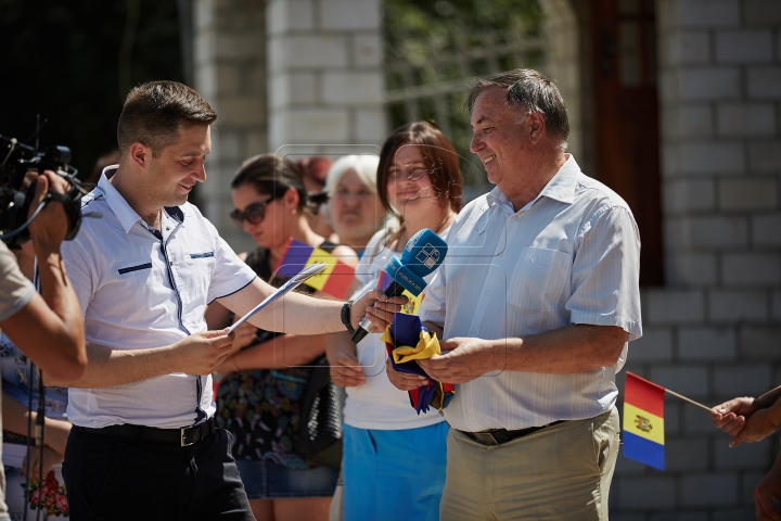 Flutură falnic în bătaia vântului! FOTOREPORT din localităţile în care a fost arborat Tricolorul ţării