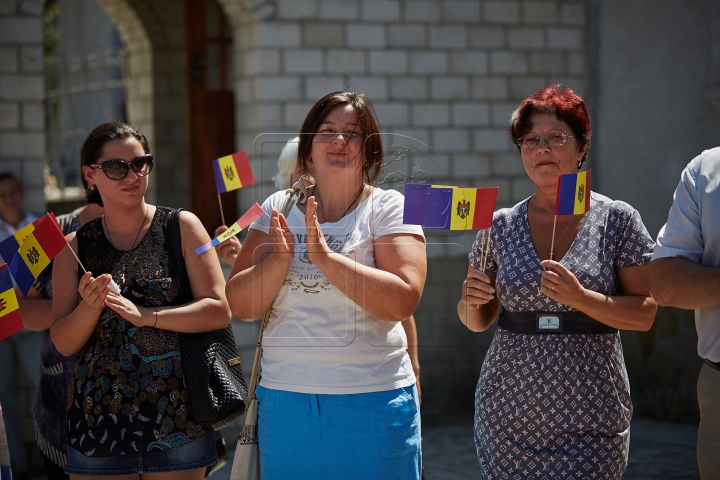 Flutură falnic în bătaia vântului! FOTOREPORT din localităţile în care a fost arborat Tricolorul ţării