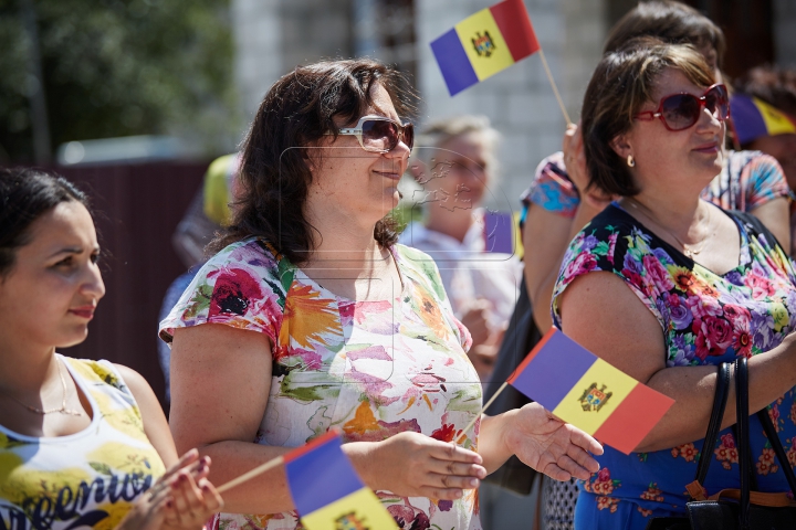 Flutură falnic în bătaia vântului! FOTOREPORT din localităţile în care a fost arborat Tricolorul ţării