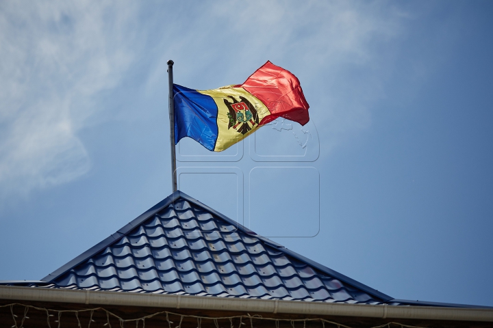 Flutură falnic în bătaia vântului! FOTOREPORT din localităţile în care a fost arborat Tricolorul ţării