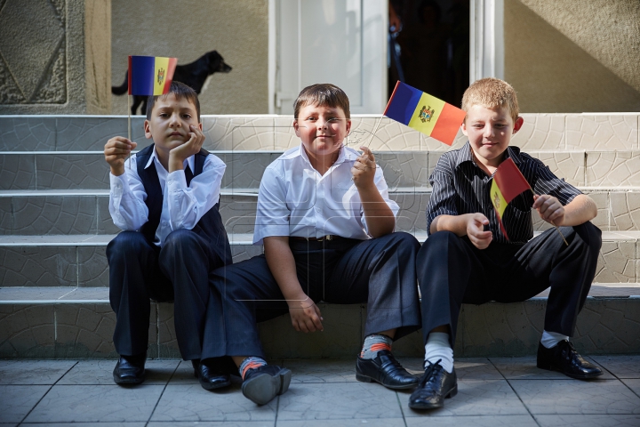 Flutură falnic în bătaia vântului! FOTOREPORT din localităţile în care a fost arborat Tricolorul ţării