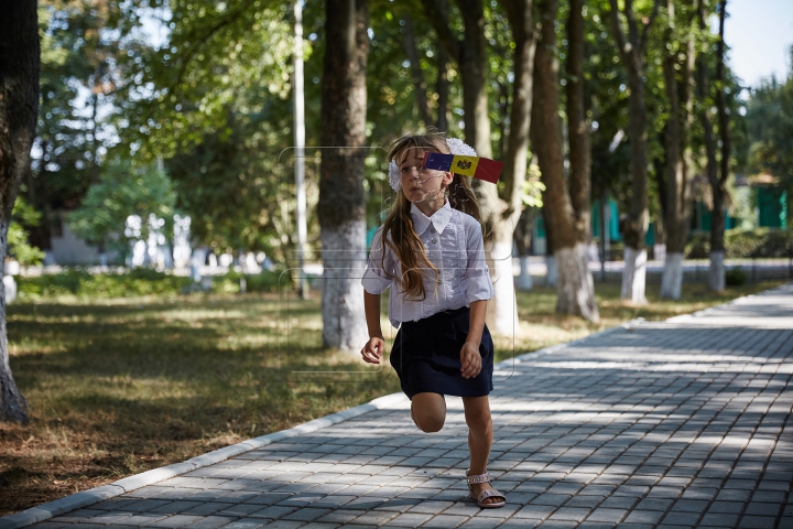 Flutură falnic în bătaia vântului! FOTOREPORT din localităţile în care a fost arborat Tricolorul ţării