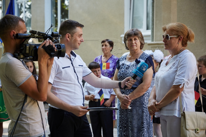 Flutură falnic în bătaia vântului! FOTOREPORT din localităţile în care a fost arborat Tricolorul ţării