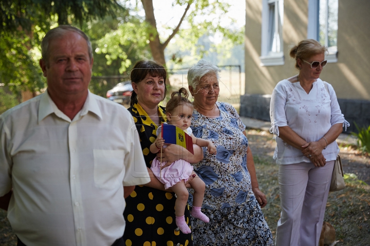 Flutură falnic în bătaia vântului! FOTOREPORT din localităţile în care a fost arborat Tricolorul ţării