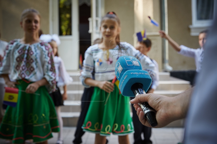 Flutură falnic în bătaia vântului! FOTOREPORT din localităţile în care a fost arborat Tricolorul ţării