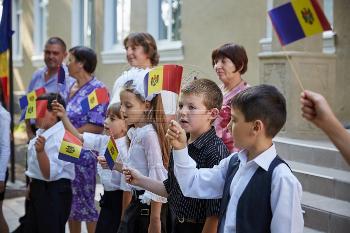 Flutură falnic în bătaia vântului! FOTOREPORT din localităţile în care a fost arborat Tricolorul ţării