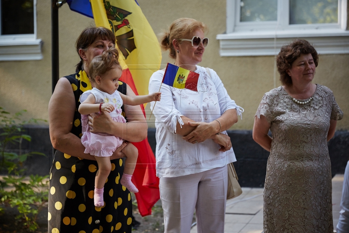 Flutură falnic în bătaia vântului! FOTOREPORT din localităţile în care a fost arborat Tricolorul ţării