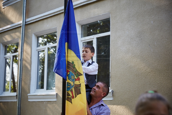 Flutură falnic în bătaia vântului! FOTOREPORT din localităţile în care a fost arborat Tricolorul ţării